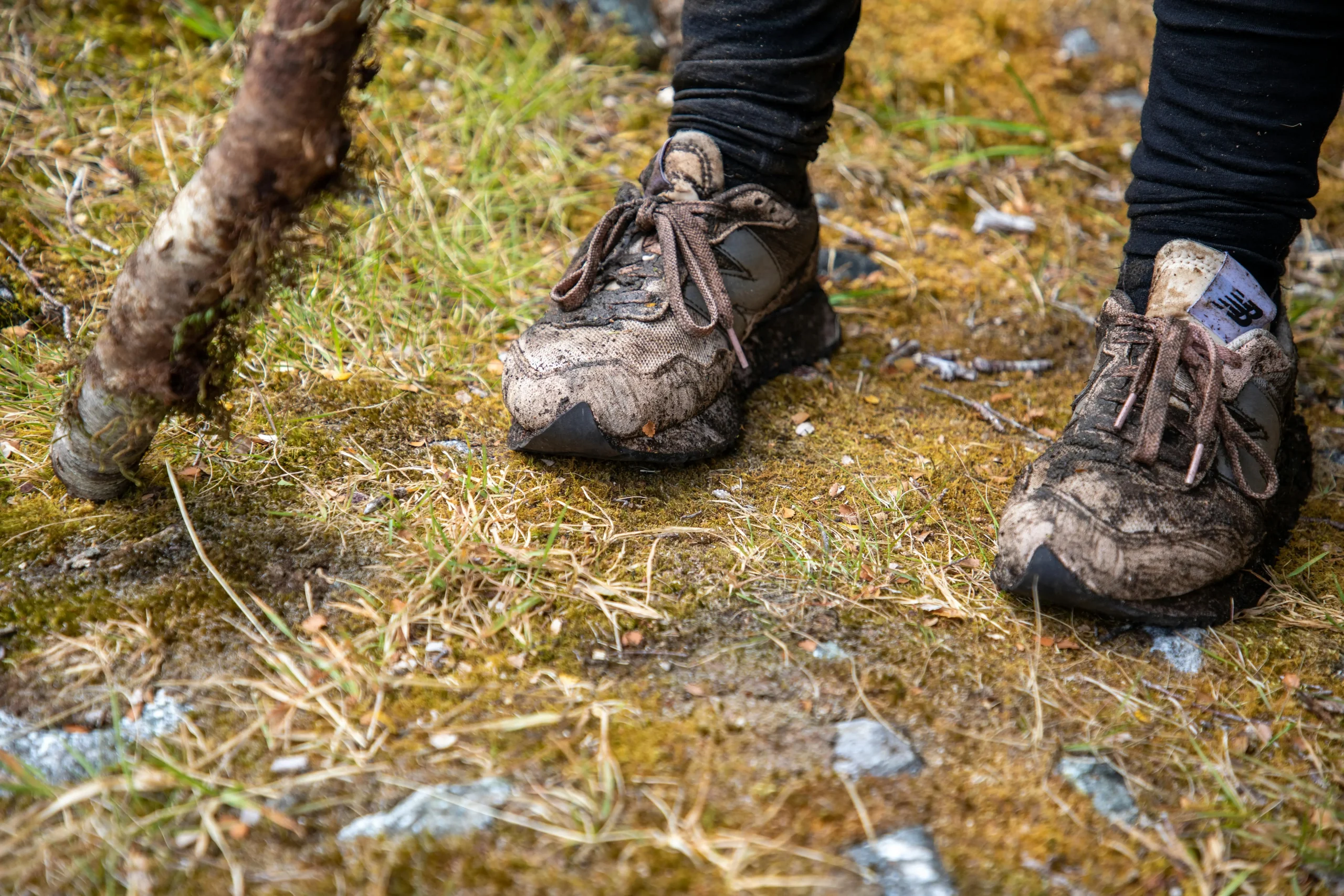 Beginner Hiking Mistakes to Avoid on Trail 4 Exhausted beginner hiker on trail — a perfect example of common beginner hiking mistakes