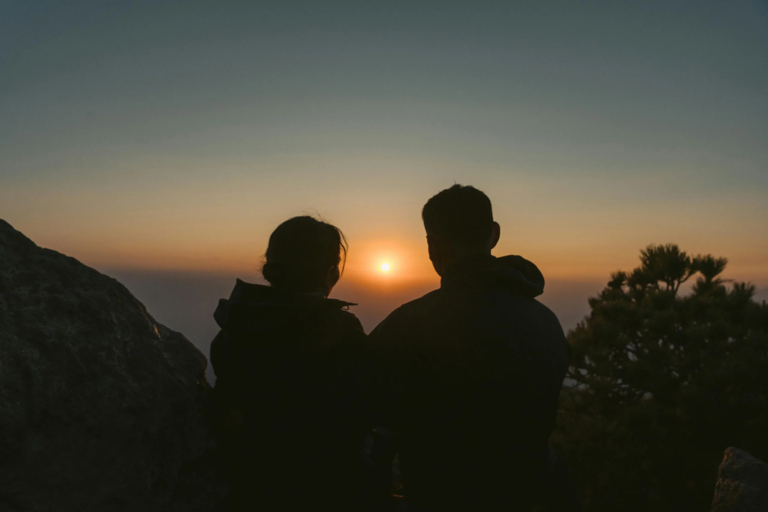 Hiking Safety Tips Every Beginner Needs 5 Hikers starting trail at sunrise applying hiking safety tips for beginners